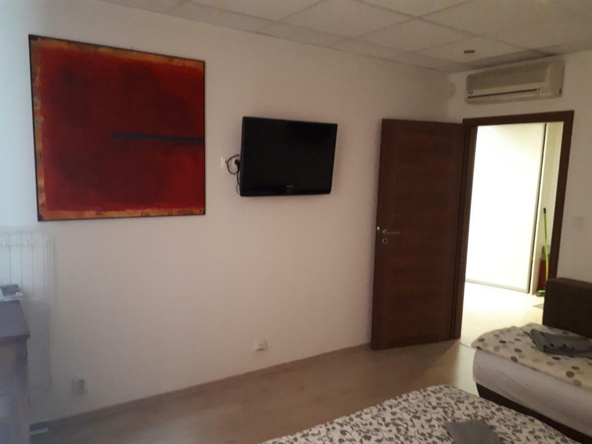 Utulny Apartman V Bratislava 6 Buitenkant foto