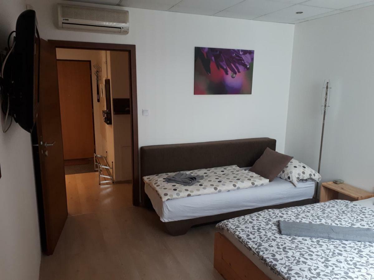 Utulny Apartman V Bratislava 6 Buitenkant foto